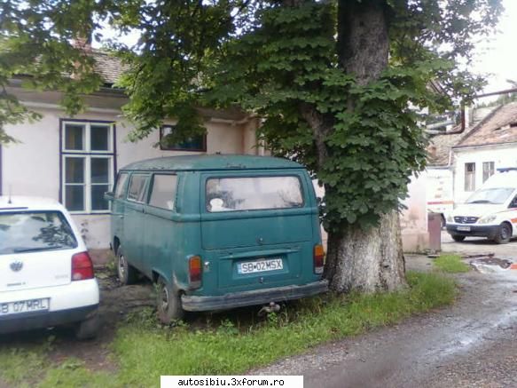 un bus vw t2 in curte unui spital  :hi: epave sa nu cu siguranta vechi .